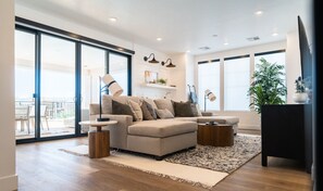 Smart TV, fireplace, table tennis