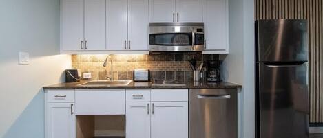 Microondas, horno, lavavajillas y cafetera y tetera