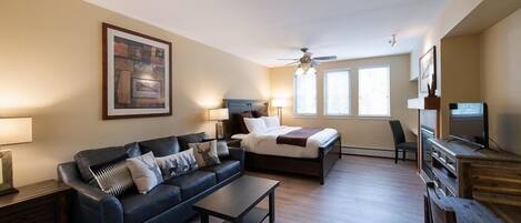 Tabla de planchar con plancha, wifi y ropa de cama