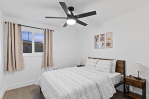 3 chambres, fer et planche à repasser, Wi-Fi, draps fournis