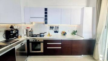 雪櫃、微波爐、焗爐、洗碗機