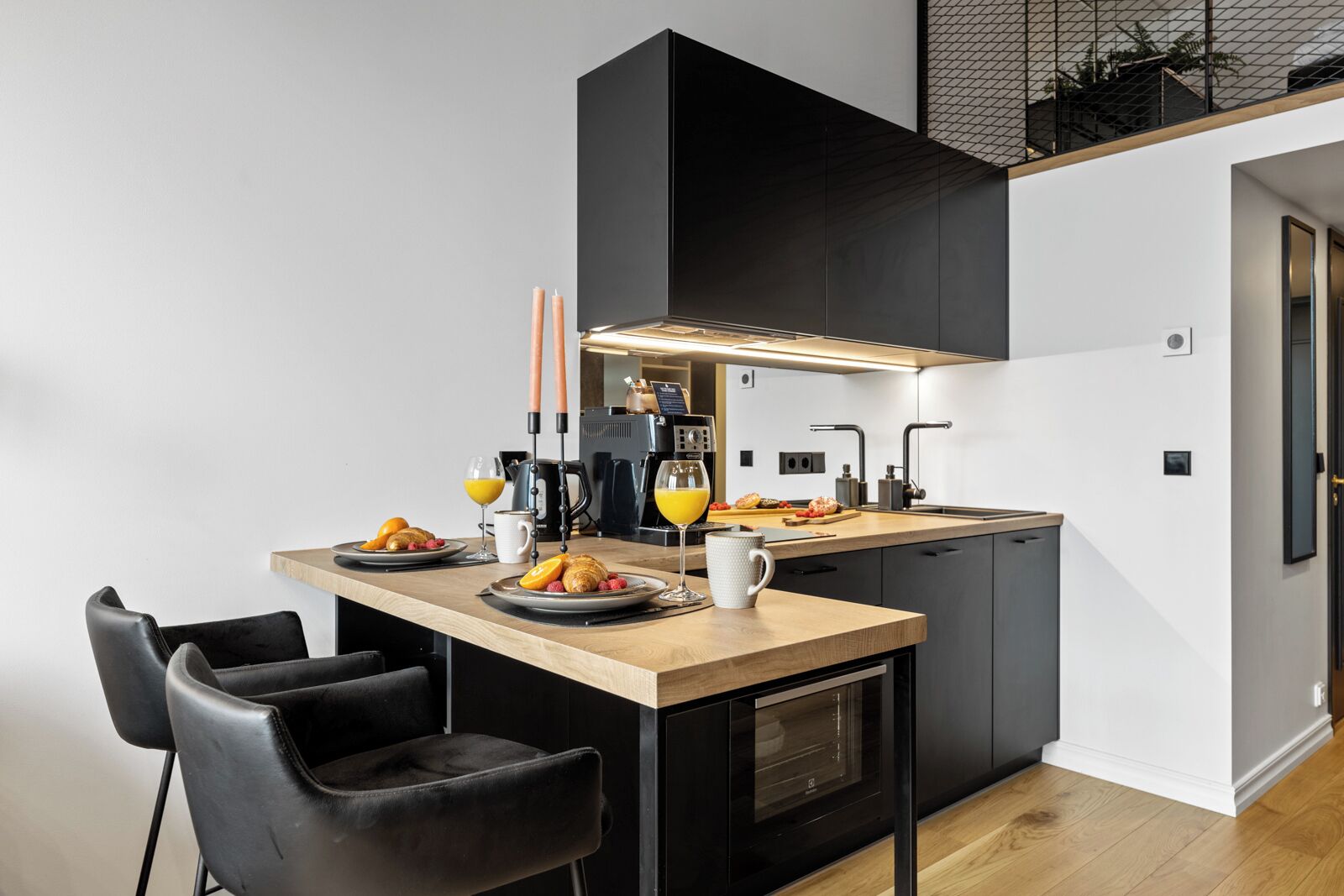 ลอฟท์ (Homey Studio - Loft for 4) | ครัวส่วนตัว | ตู้เย็นขนาดใหญ่, เตาประกอบอาหาร, เครื่องล้างจาน, กาต้มน้ำไฟฟ้า