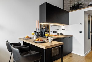 Loft (Homey Studio - Loft for 4) | Cocina privada | Frigorífico grande, placa de cocina, lavavajillas y hervidor eléctrico