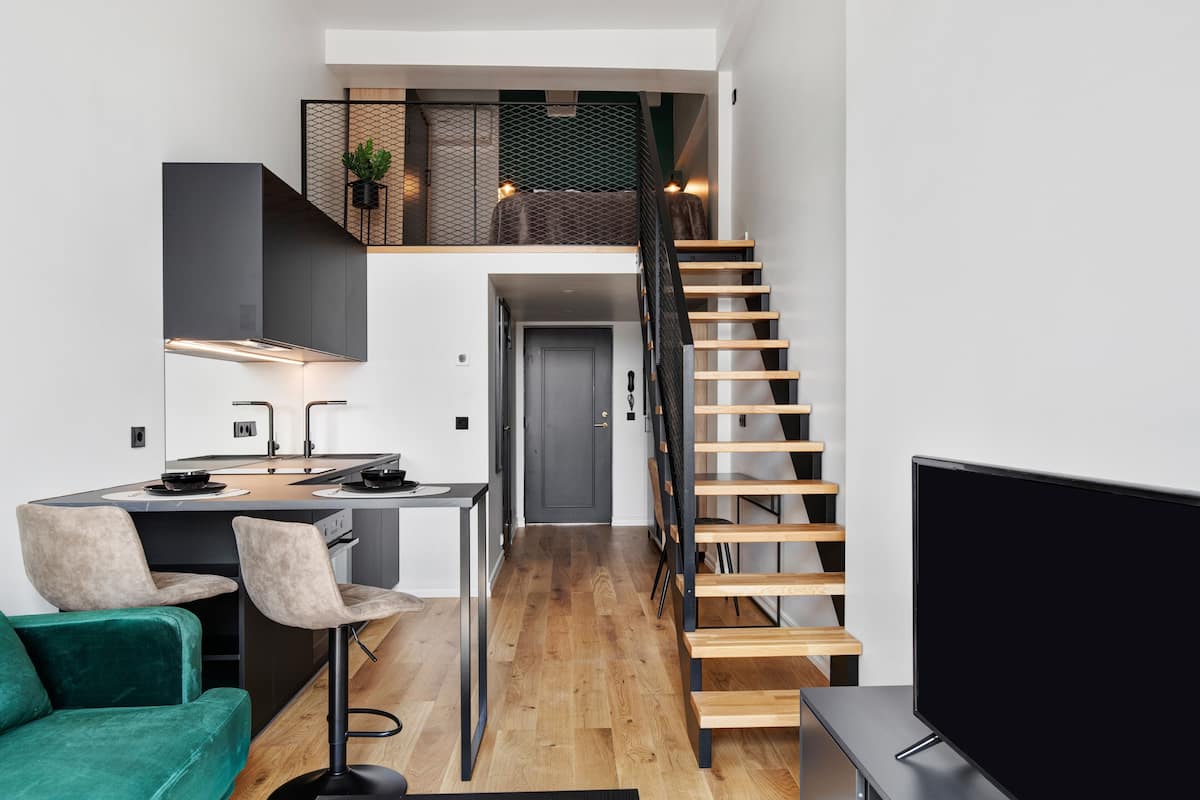 ベーシック ロフト クイーンベッド 1 台ソファーベッド付き (Homey Studio - Loft for 3) | ノートパソコン用作業スペース、WiFi (無料)、客室ごとに異なる装飾、客室ごとに異なるインテリア