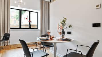 Loft Premium (Epic Studio - Loft) | Zona de estar | Televisión LED de 40 pulgadas con canales digitales, una televisión