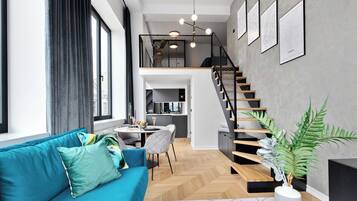 Loft Premium (Epic Studio - Loft) | 1 sovrum, individuell inredning, unika möbler och arbetsyta för laptop