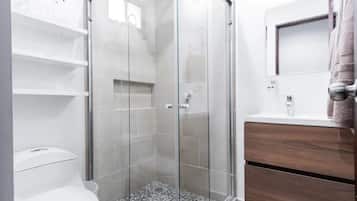 Gác dành cho gia đình | Phòng tắm | Buồng tắm vòi sen, khăn tắm