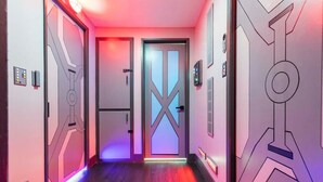 En gang med et futuristisk design, der viser geometriske mønstre og LED-lys.