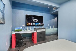 3 bedrooms, desk, iron/ironing board, travel cot - ★ Galactic Dream: Arcade, Theater, Minigolf, & more! ★ (Stanton)