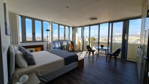 1 habitación, escritorio, tabla de planchar con plancha y cuna de viaje 