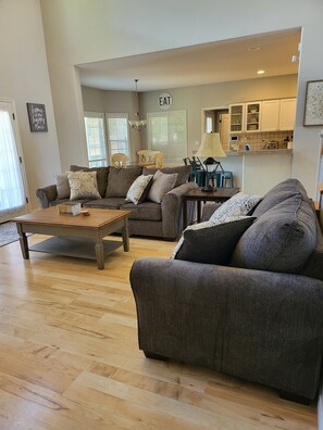 Smart TV - Southern Bell in the Pines!! Family friendly with beautiful scenery!! (Klamath Falls)