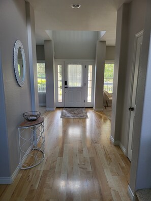 Interior - Southern Bell in the Pines!! Family friendly with beautiful scenery!! (Klamath Falls)