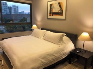 1 Schlafzimmer, Schreibtisch, Bügeleisen/Bügelbrett, Reisekinderbett