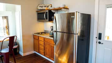 Geladeira, micro-ondas, cooktop, cafeteira/chaleira