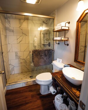 Shower, hair dryer, towels - Whippoorwill Treehouse - Starlight Haven (Hot Springs)