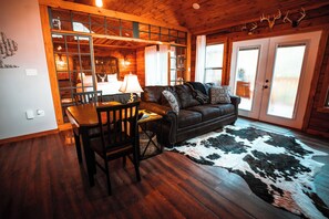 TV, fireplace, books, stereo - Deer Run Treehouse - Starlight Haven (Hot Springs)