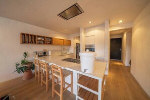 Réfrigérateur, four à micro-ondes, un four, surface de cuisson