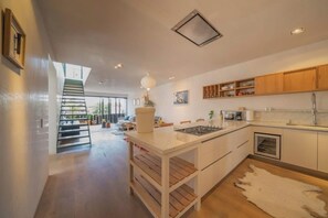 Réfrigérateur, four à micro-ondes, un four, surface de cuisson