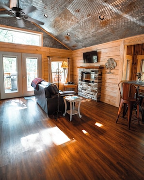 TV, fireplace, books - Mountain Air Treehouse - Starlight Haven (Hot Springs)