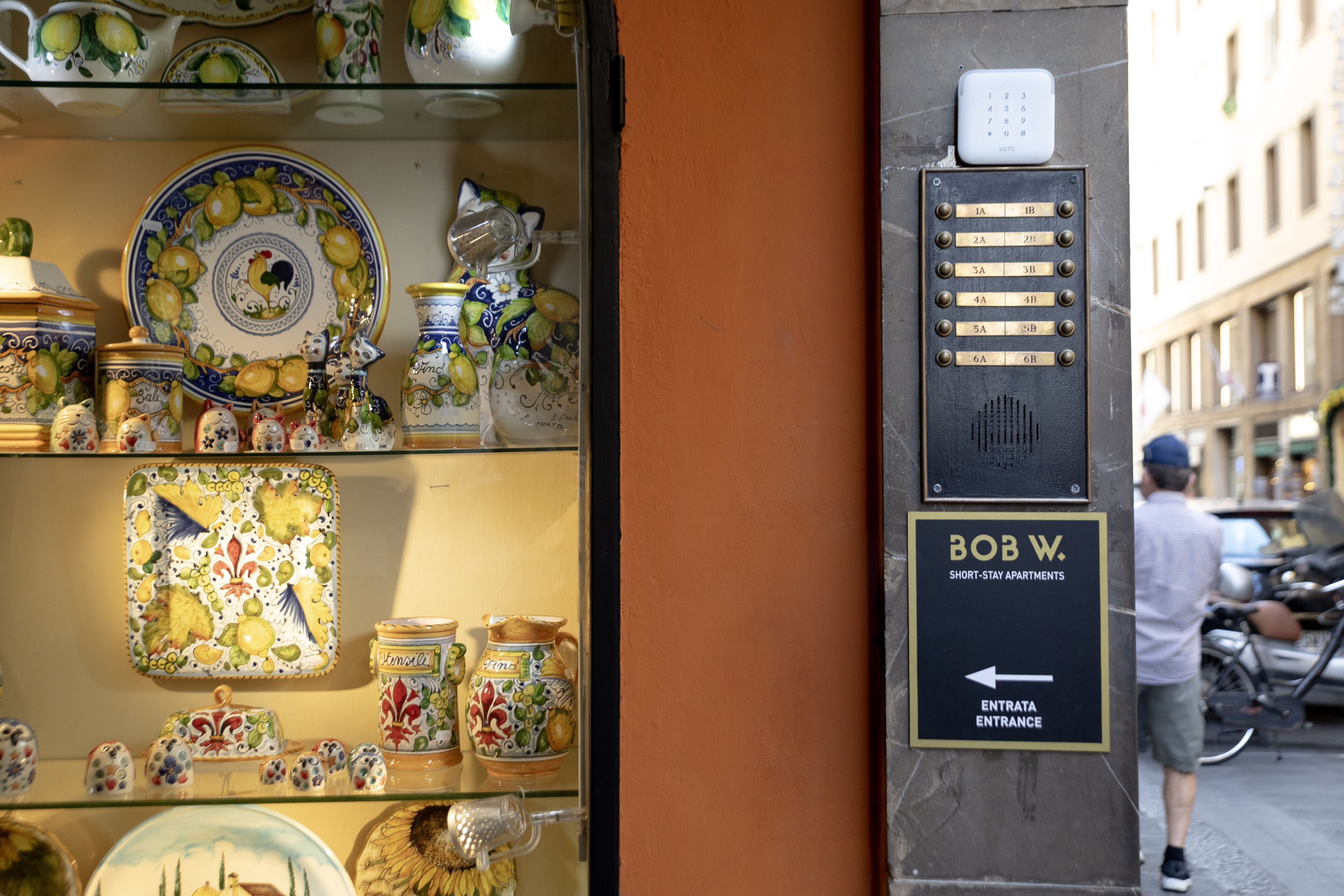 Une devanture de magasin où sont exposés des objets en céramique, avec une enseigne indiquant « Bob W. Appartements en location de courte durée ».