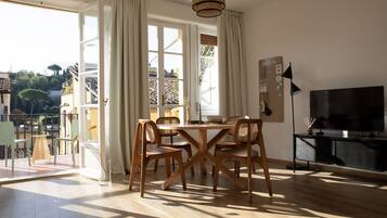 Premium Studio | Laptop workspace, free WiFi, bed sheets