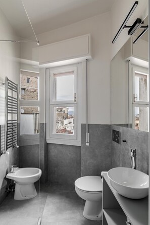 Comfort Apartment | Bathroom | Shower, free toiletries, hair dryer, towels