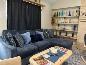 TV connectée, cheminée, livres, écrans d'ordinateur