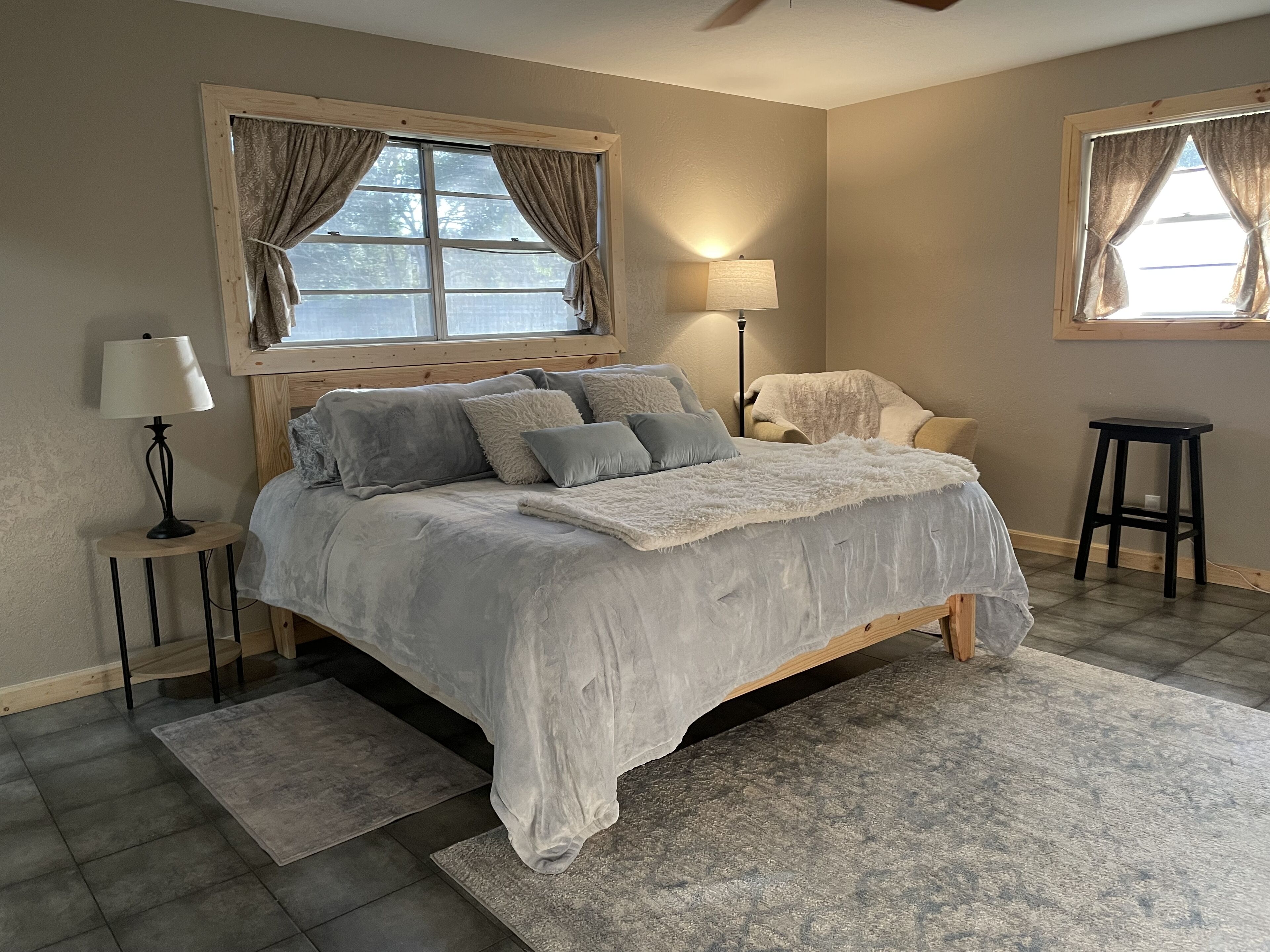 4 habitaciones, escritorio, tabla de planchar con plancha y wifi gratis 