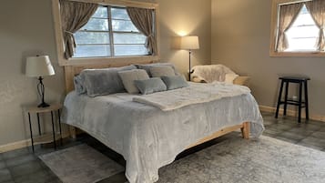 4 bedrooms, desk, iron/ironing board, free WiFi