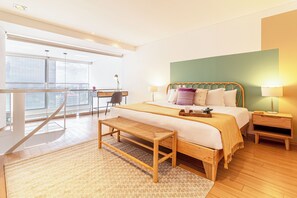 Ropa de cama hipoalergénica y caja de seguridad en la habitación 