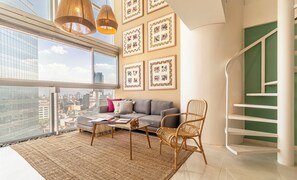 Leilighet – superior | Oppholdsområde | En 50-tommers LED-TV med kabel-kanaler samt TV og oppvarmet gulv