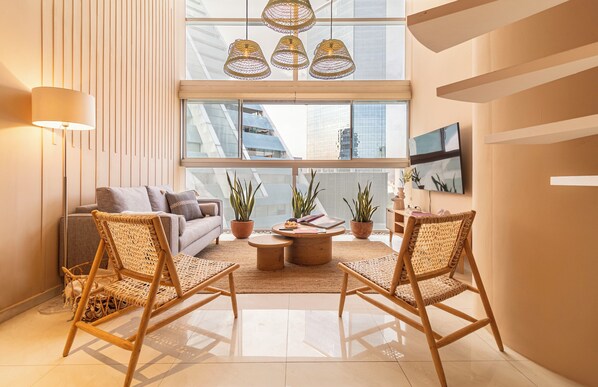 Leilighet – exclusive | Oppholdsområde | En 50-tommers LED-TV med kabel-kanaler samt TV og oppvarmet gulv