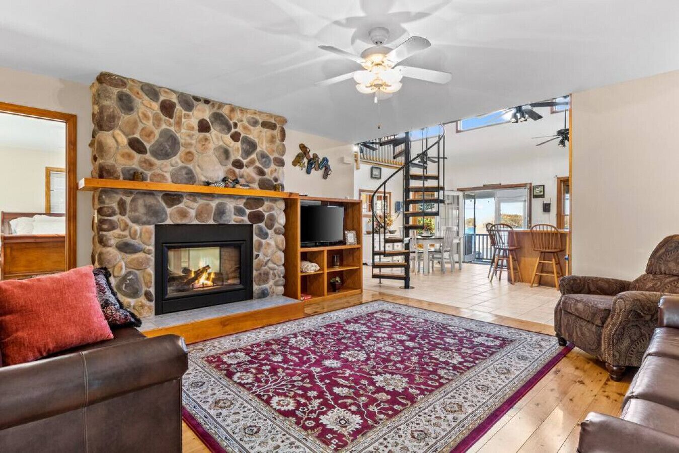 Televisión, chimenea, estéreo