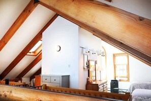 2 bedrooms, iron/ironing board, travel crib, free WiFi - Cottage · Beachfront Cottage on Lake Champlain, Colchester (Colchester)