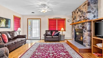 TV, fireplace, stereo