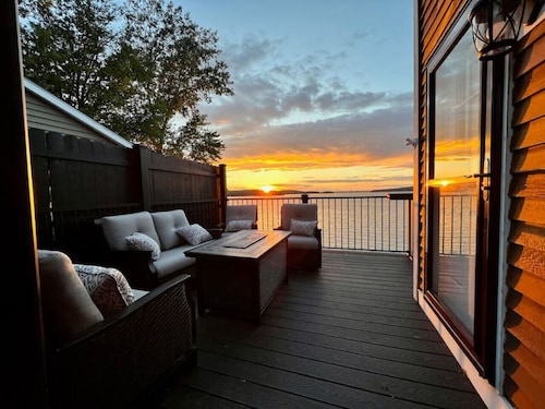 Stunning Beach House, with many extras - Close to Burlington!