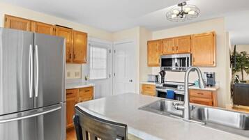 Coffee/tea maker, fridge, microwave, oven