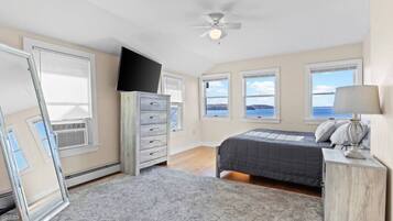 4 chambres, bureau, fer et planche à repasser, lit de bébé portatif