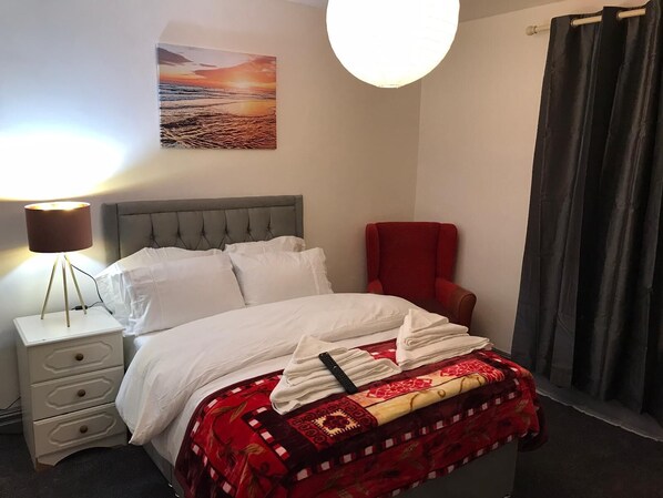 4 habitaciones, tabla de planchar con plancha, wifi y ropa de cama 