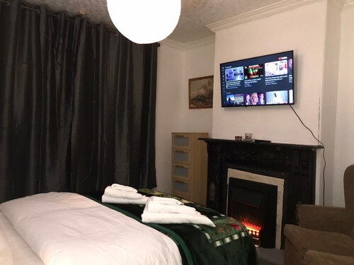 The Skipton Villa - 4 bedrooms with 4 double beds - sleep 8