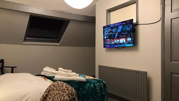4 bedrooms, iron/ironing board, WiFi, bed sheets