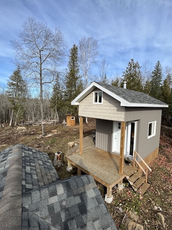 Exterior. Cozy bunkie on private land in Kawarthas