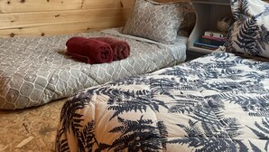 1 bedroom - Cozy bunkie on private land in Kawarthas (Woodview)
