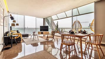 Apartemen Deluks, 1 kamar tidur | Area keluarga | Televisi LED 50-inci dengan saluran TV kabel dan TV