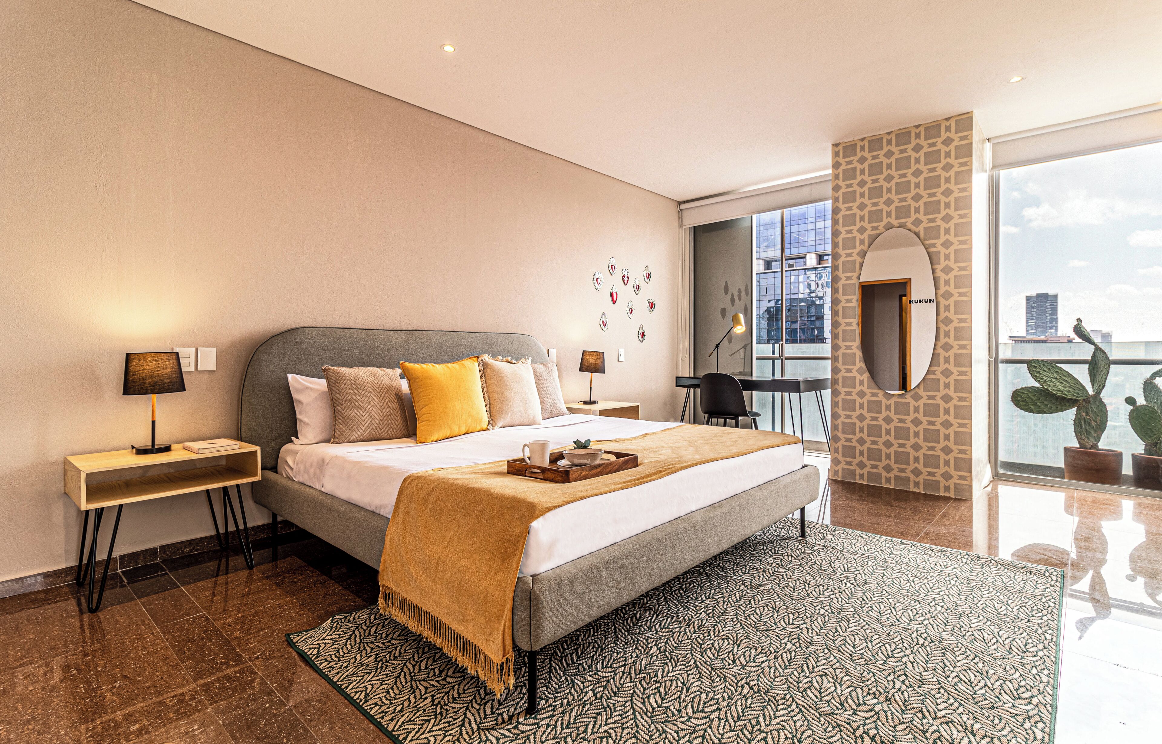 Lägenhet Deluxe - 1 sovrum | Allergitestade sängkläder och värdeförvaringsskåp på rummet