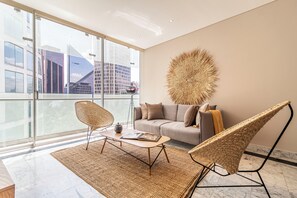 舒适公寓 | 起居区 | 50-英寸LED 电视 （配备有线频道）、电视