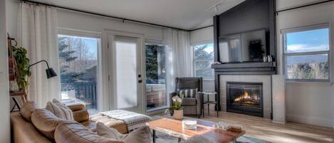 Smart-TV, Kamin, Bücher, Stereoanlage