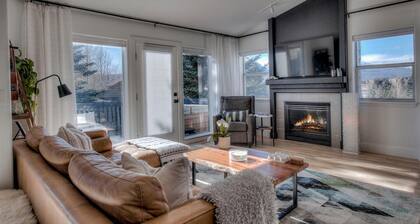 Panoramic Mountain View Retreat w/ Hot Tub - 3/3 Designer Home Hike and Bike!