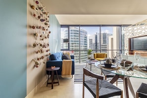 Loft Confort | Zona de estar | Televisión LED de 50 pulgadas con canales por cable, una televisión
