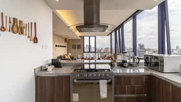 Apartamento superior | Cocina privada | Frigorífico, microondas, horno y placa de cocina